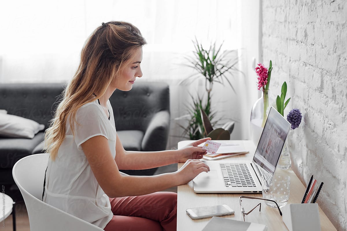 ragazza che fa acquisti online